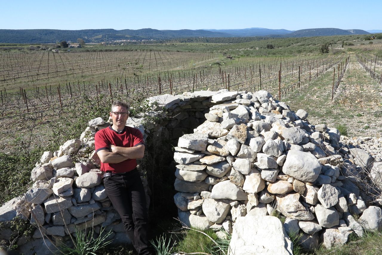 Vigneron auprès d’un abri en pierres